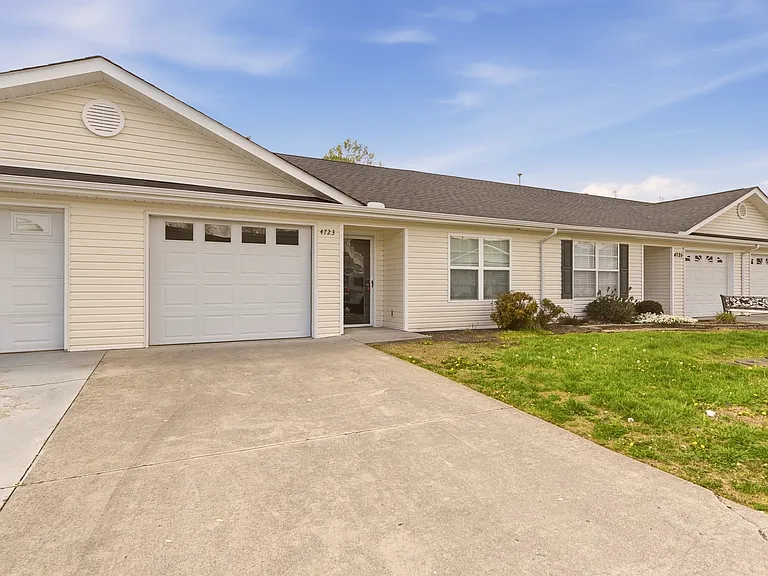 4723 Royal Prince Way — Photo 2