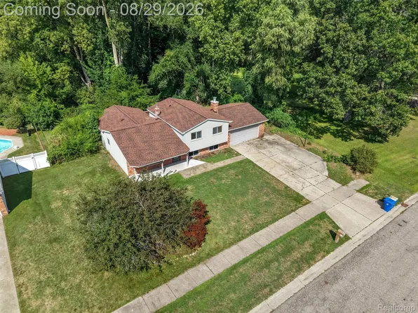 2877 Burgess Hill Dr, Waterford, MI 48329