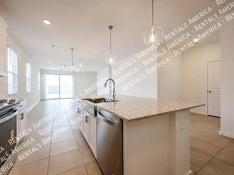 3380 N Camden Dr — Photo 11