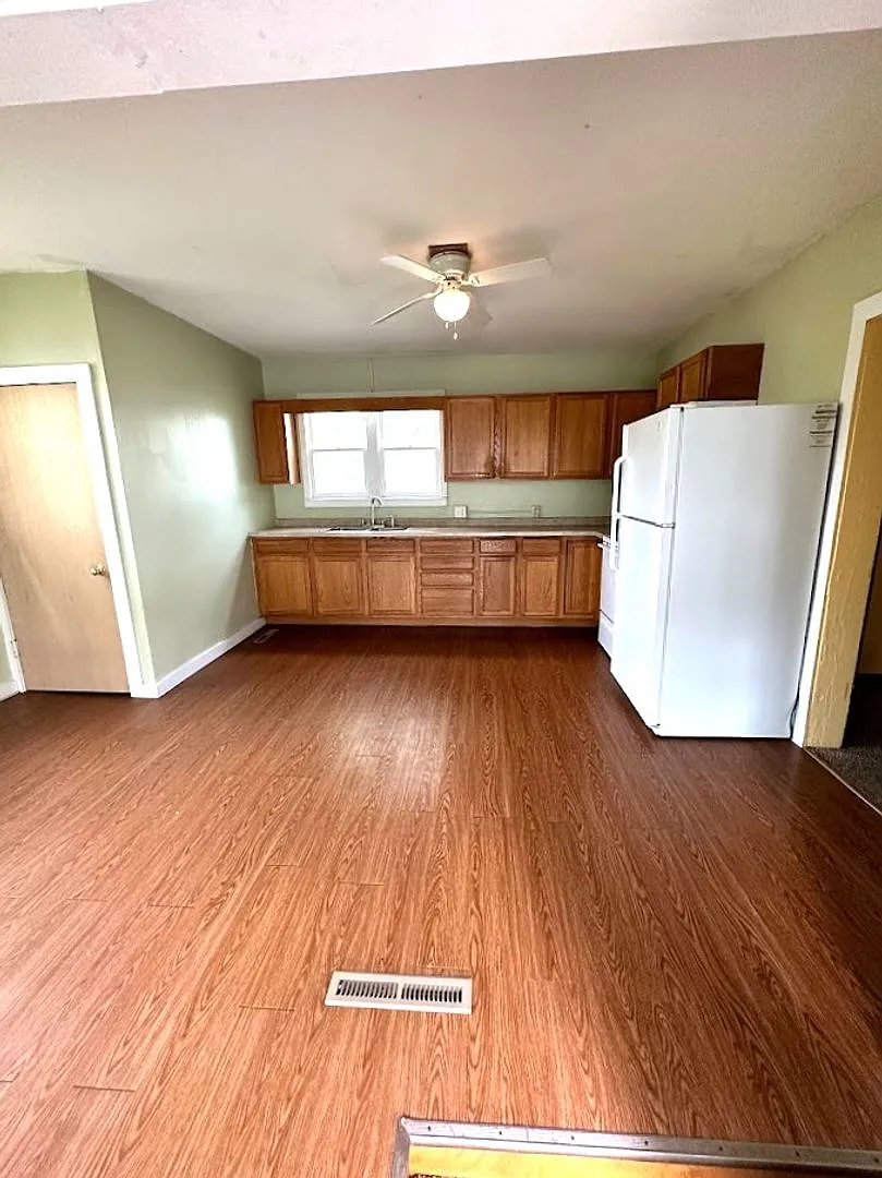 4 bedroom/ 2 bathroom — Photo 3