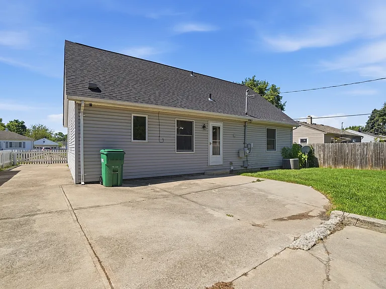 245 Fitchland Dr — Photo 4