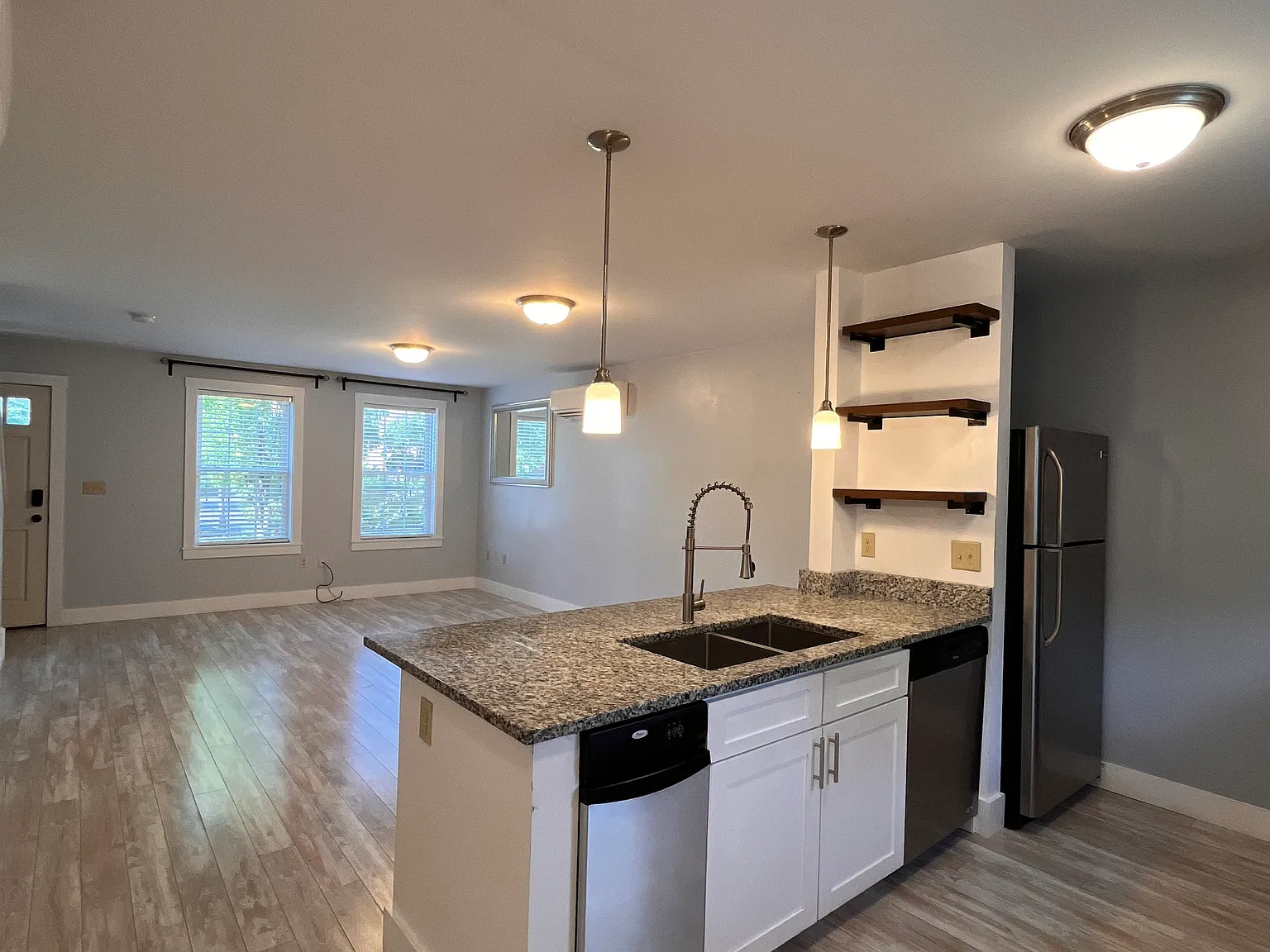 3 bed, 1.5 bath, 1310 sqft, $2,500 — Photo 2