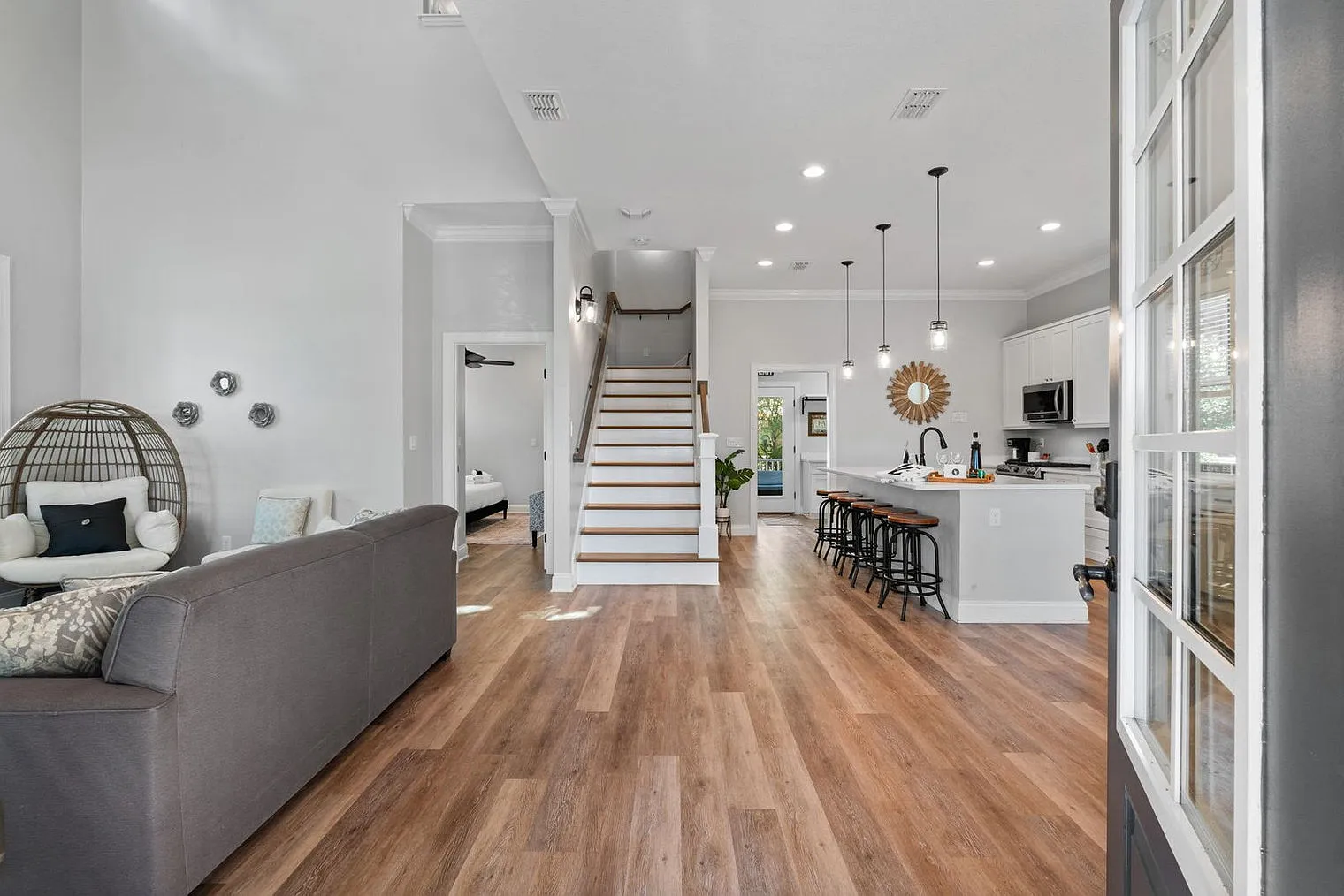 4 bed, 3.0 bath, 893 sqft, $9,045 — Photo 4