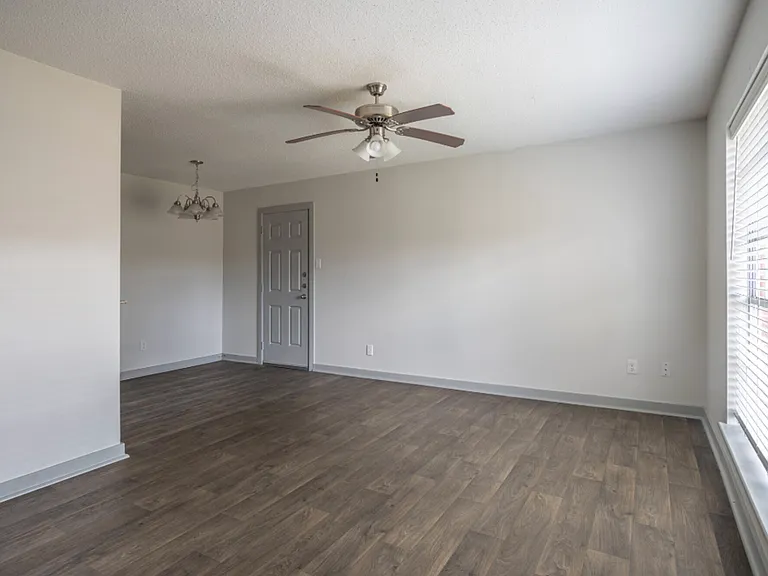 Lux Estate TX Apartments — Photo 8