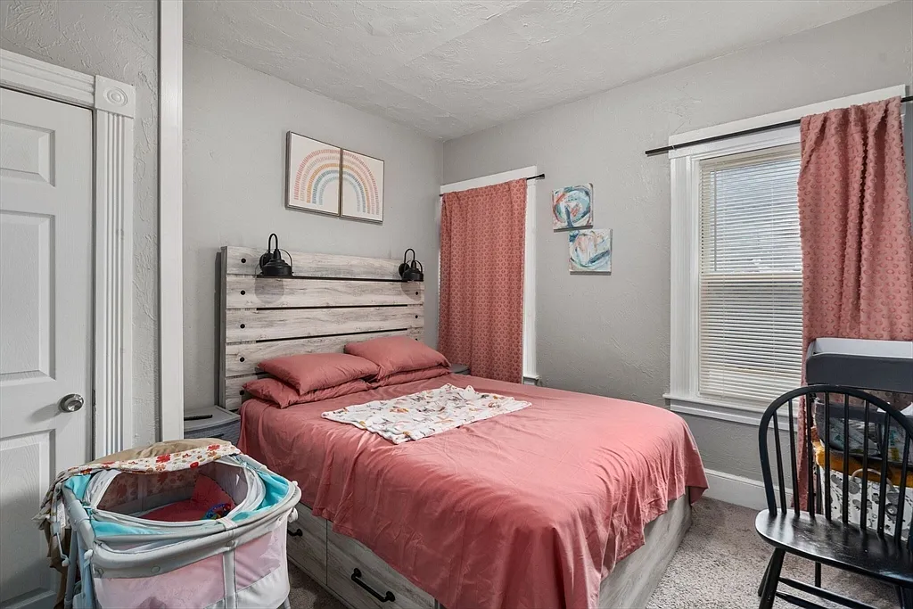 3 bed, 1.0 bath, 1092 sqft, $2,100 — Photo 2