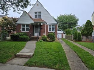8251 257th St, Glen Oaks, NY 11004