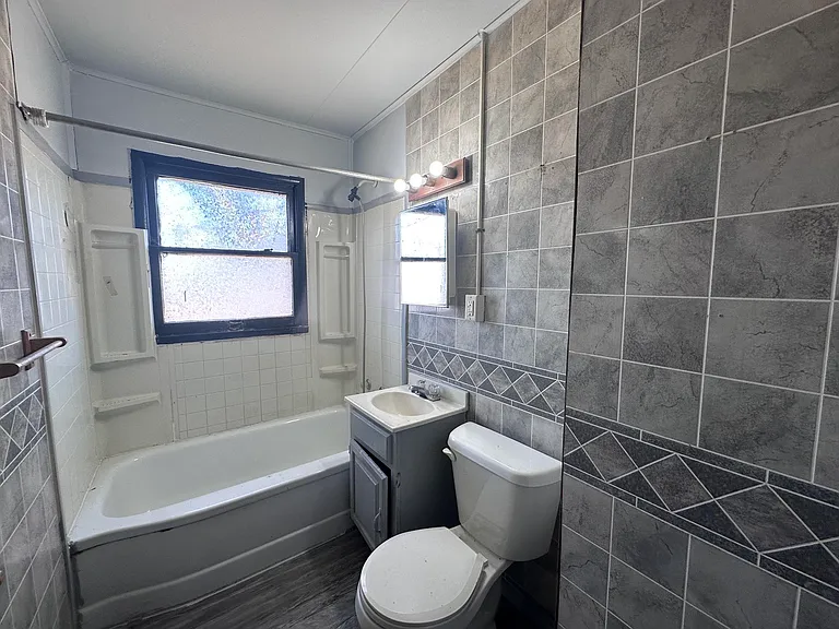 1005 Giddings St — Photo 4