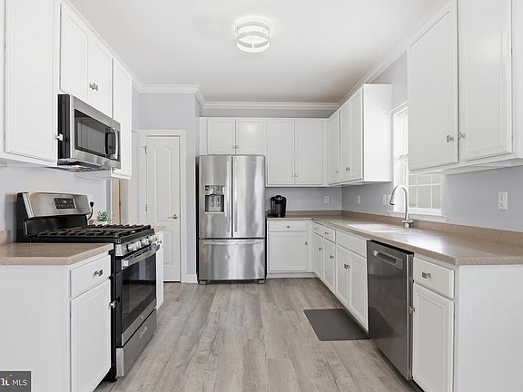 3rd image of 20389 Mallory Square Cir