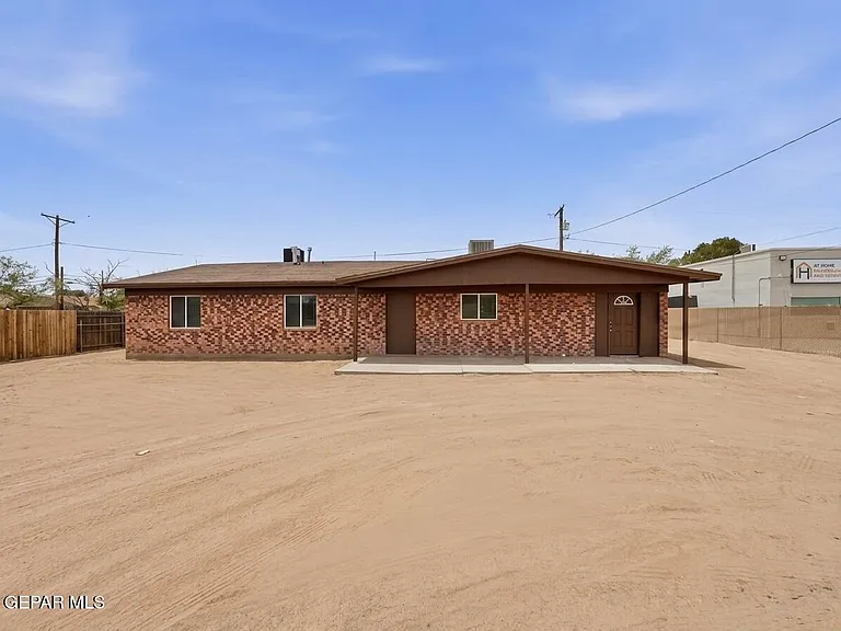 565 Gallagher St — Photo 2