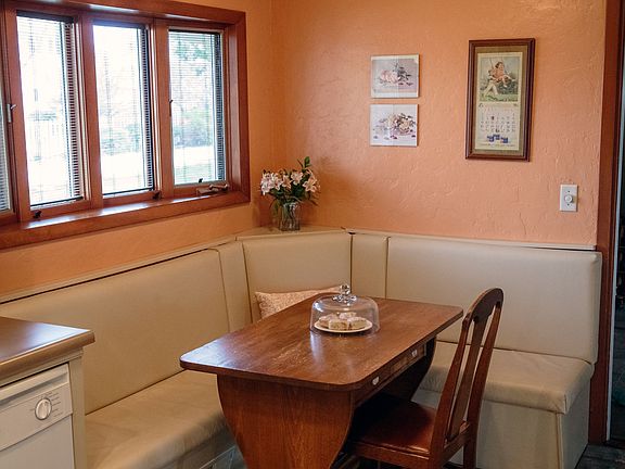 Kitchen - corner booth