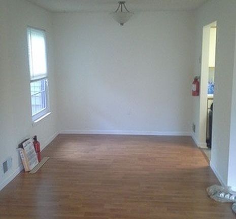 3rd image of 106 Larkspur Ln