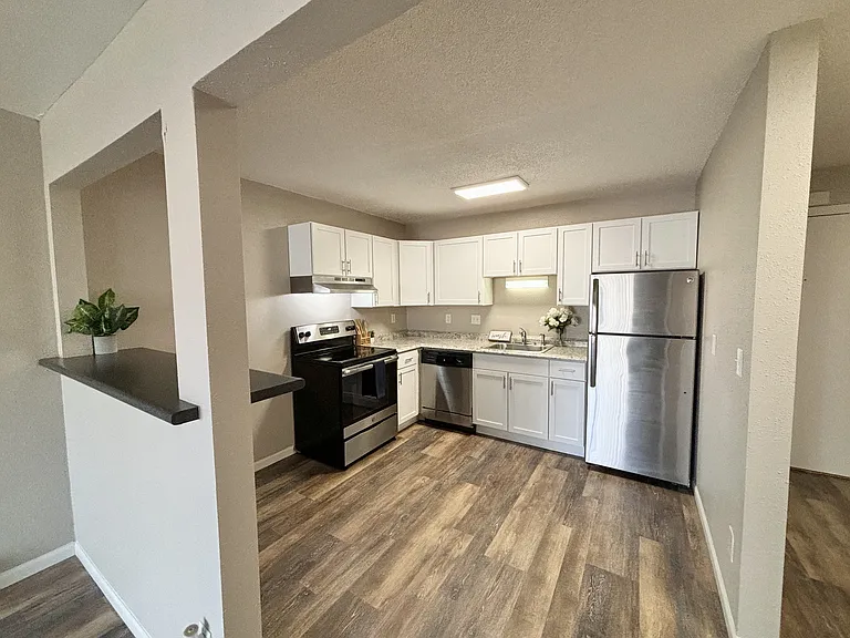 Town's Edge Apartments — Photo 53