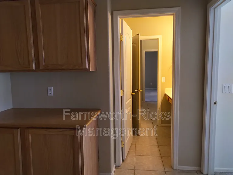 1154 E Locust Dr — Photo 9