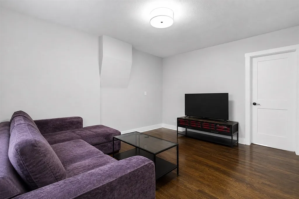 3 bed, 2.0 bath, 1000 sqft, $5,400 — Photo 3