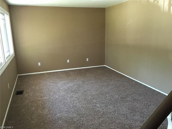 3rd image of 310 Wyleswood Dr