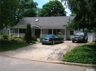 16 Longleaf Ln, Medford, NY 11763