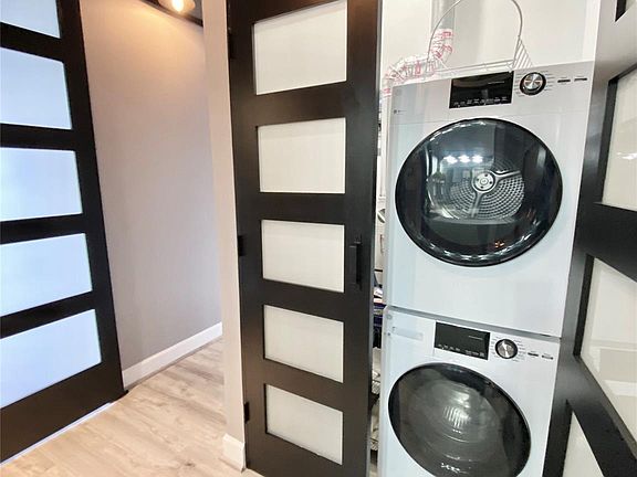 4th image of 2016 Main St APT 1715