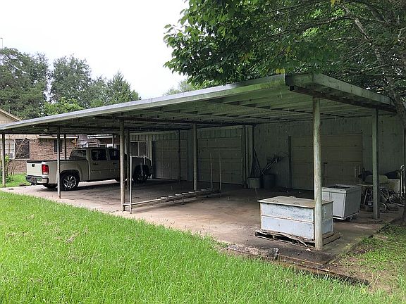 3 car garage/carport