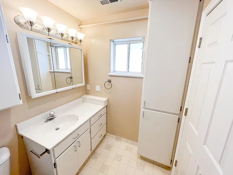1060 N Louis St — Photo 5