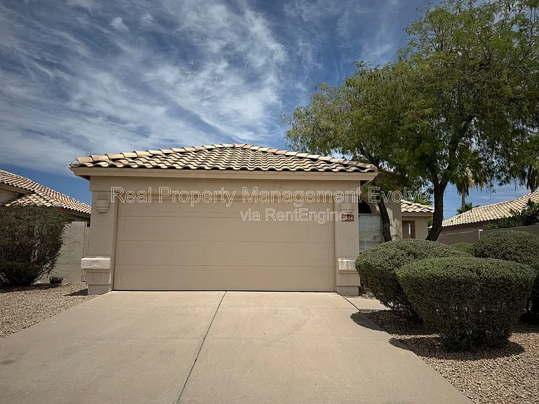 6814 W Louise Dr — Photo 2
