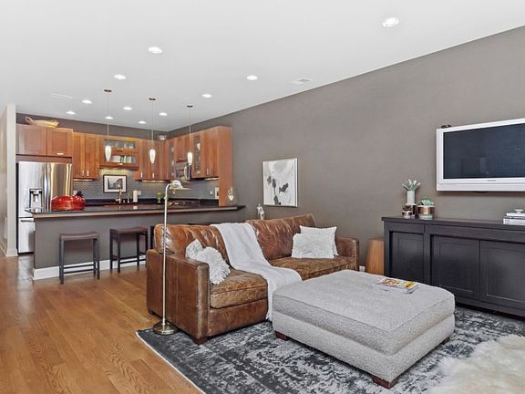 2nd image of 2135 W Belmont Ave Unit 2