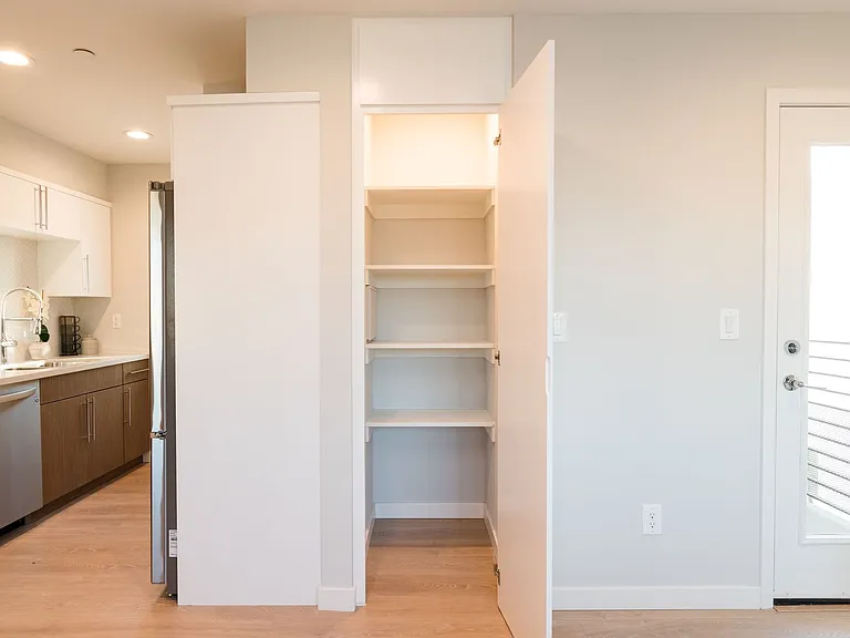 5246 Cleon Ave — Photo 7