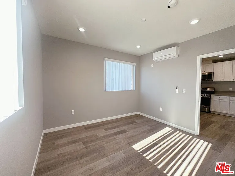 1107 1/2 S Hobart Blvd — Photo 11