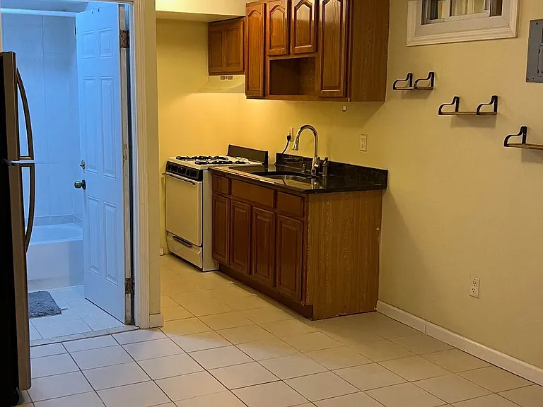 11-04 34th Ave #B1 — Photo 3