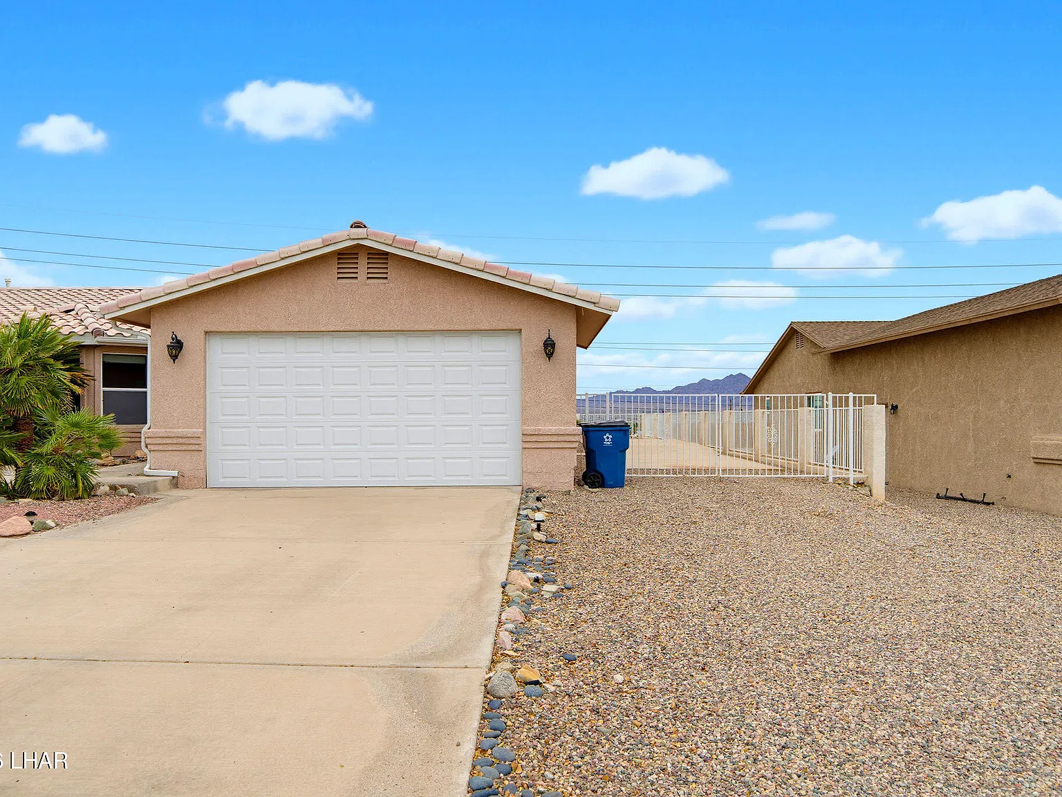 3 bed, 3.0 bath, 1816 sqft, $2,700 — Photo 2