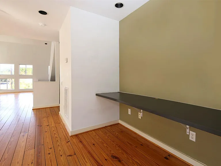 2819 Crawford St — Photo 9