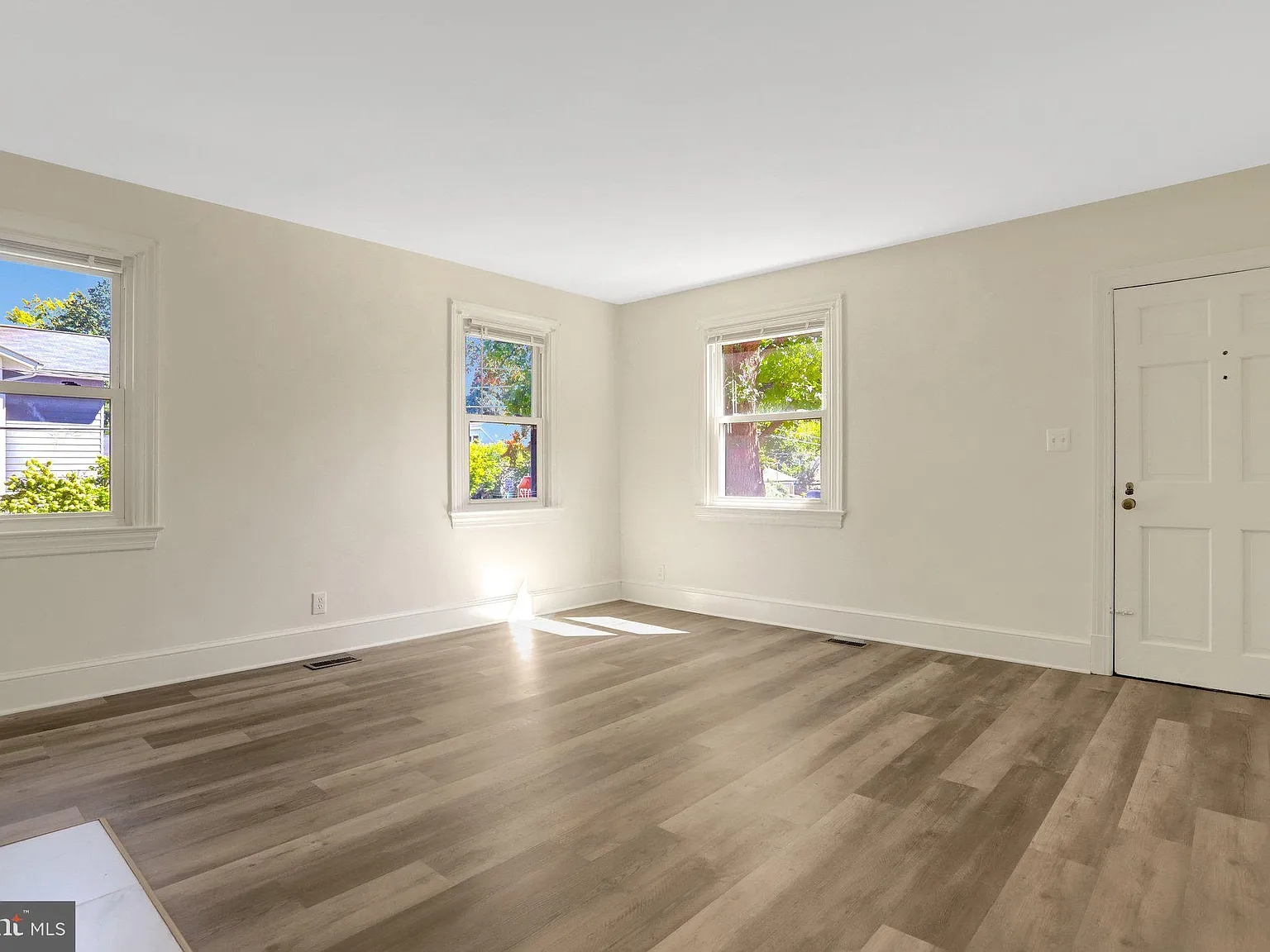2 bed, 1.0 bath, 2296 sqft, $3,800 — Photo 3