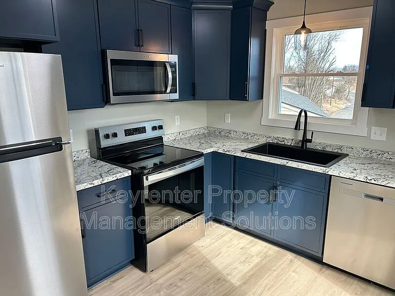 300 Fairview Ave #A — Photo 4