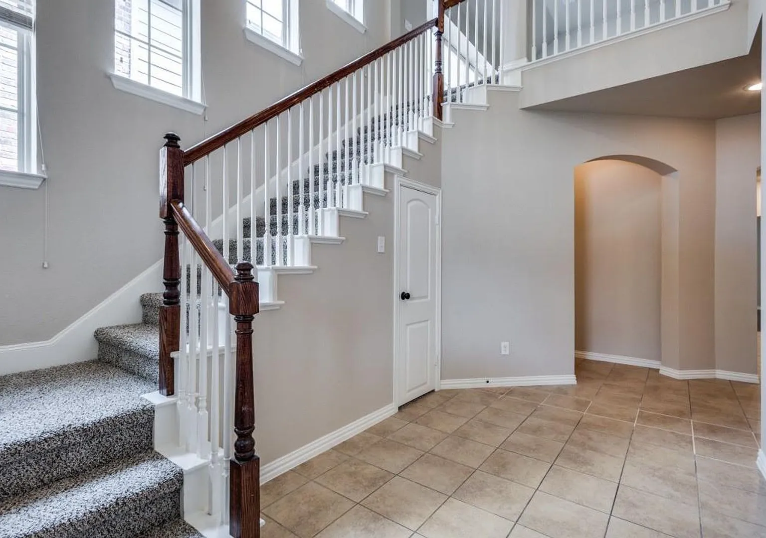 Beautifully maintained and home in Castle Hills North. — Photo 3