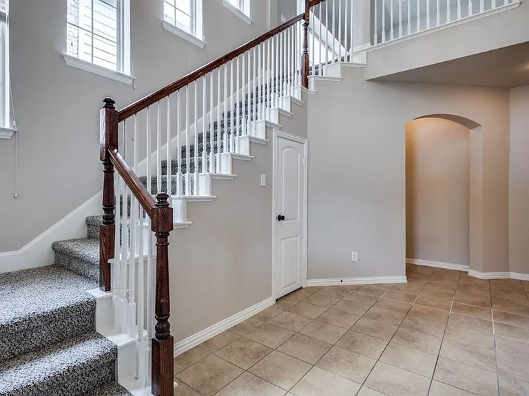 205 Chester Dr — Photo 3