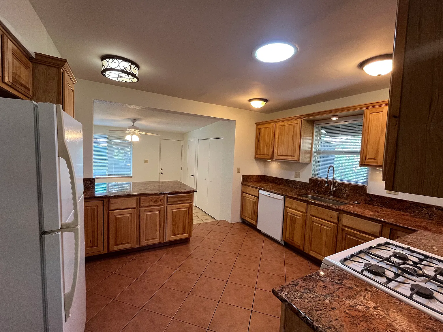 3232 E Lee St — Photo 4