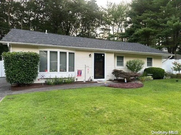 114 4th Avenue, Holtsville, NY 11742
