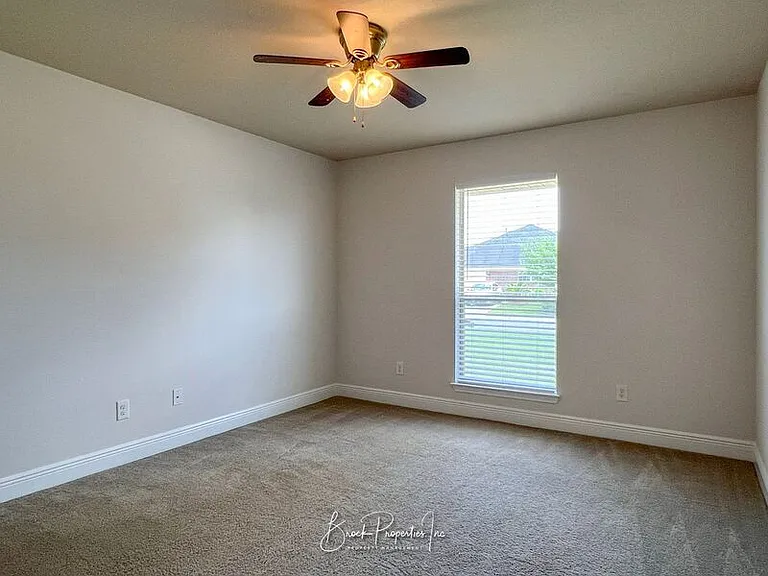 2080 Stennis Dr — Photo 32