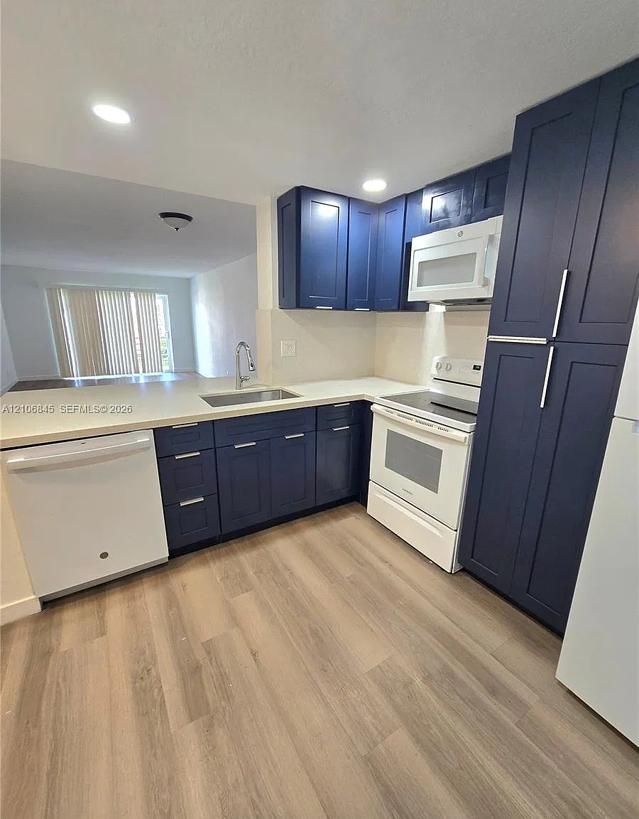 La Salle Park Condo — Photo 1