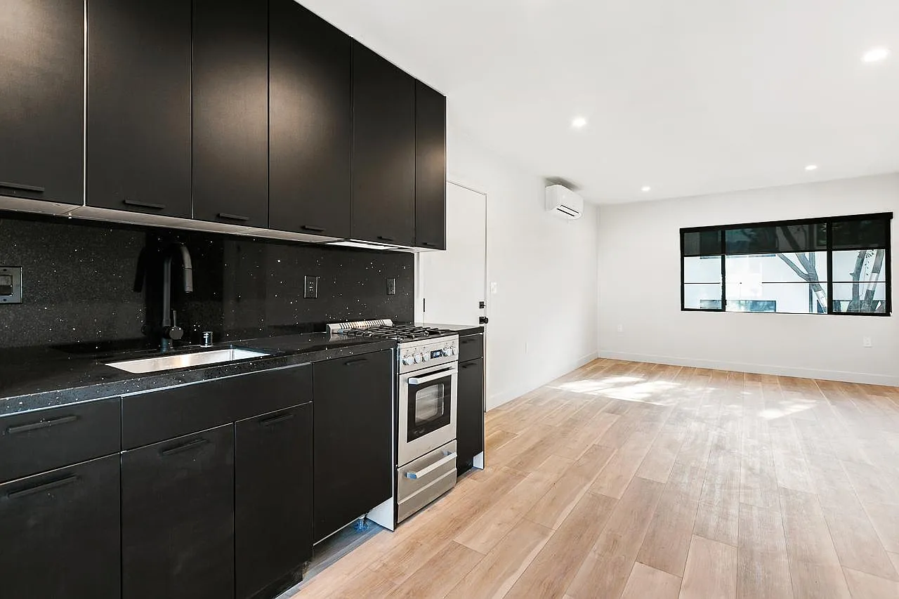 2 bed, 700 sqft, $2,495 — Photo 2