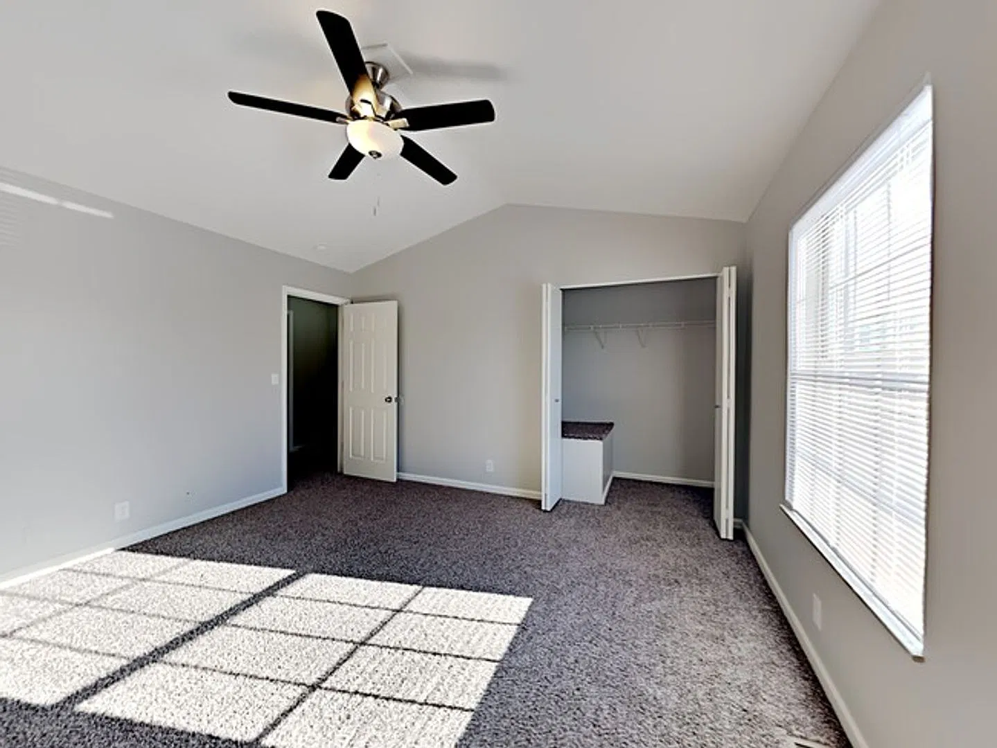 Two bedroom townhome, bath and half washer and dryer — Photo 2