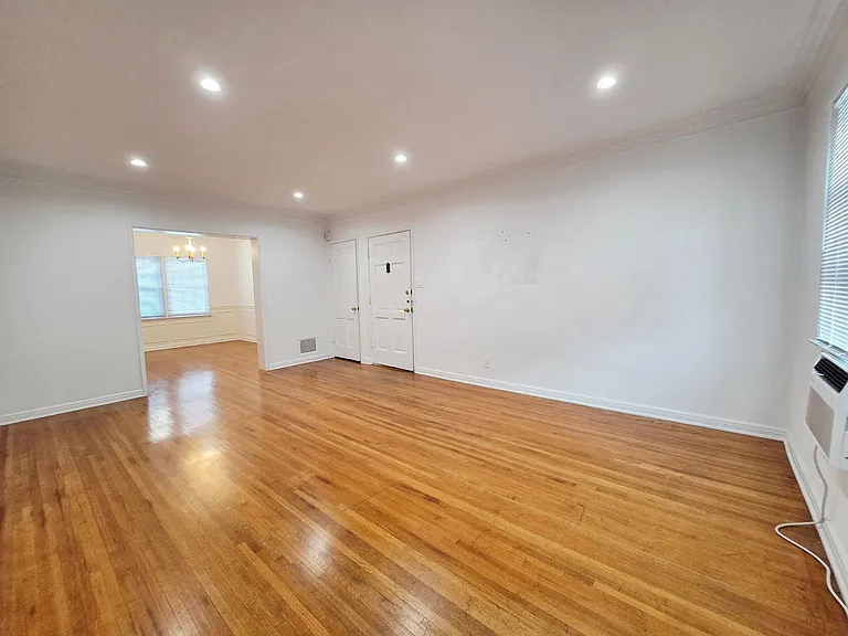 701 S Wilton Pl — Photo 1
