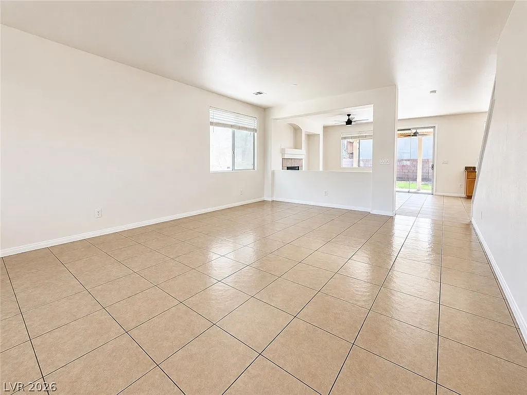 5 bed, 3.0 bath, 3723 sqft, $3,300 — Photo 2