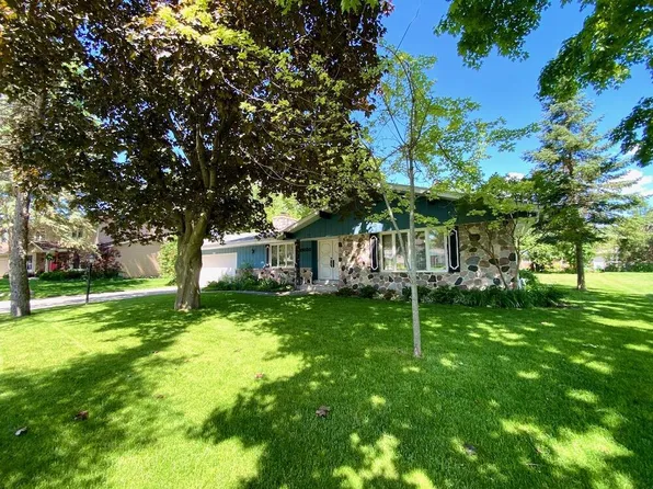 15030 West Kingsway DRIVE, New Berlin, WI 53151
