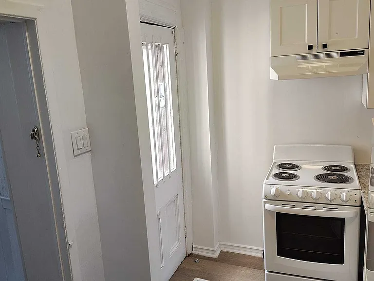 494 Somerset St — Photo 9
