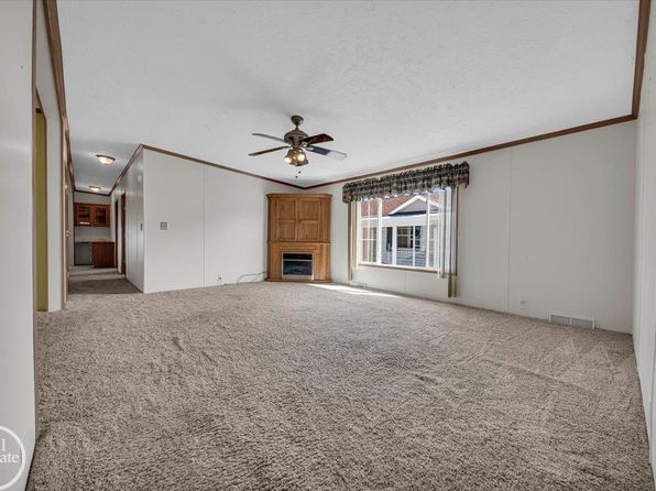 6240 Twin Lakes Dr, Smiths Creek, MI 48074