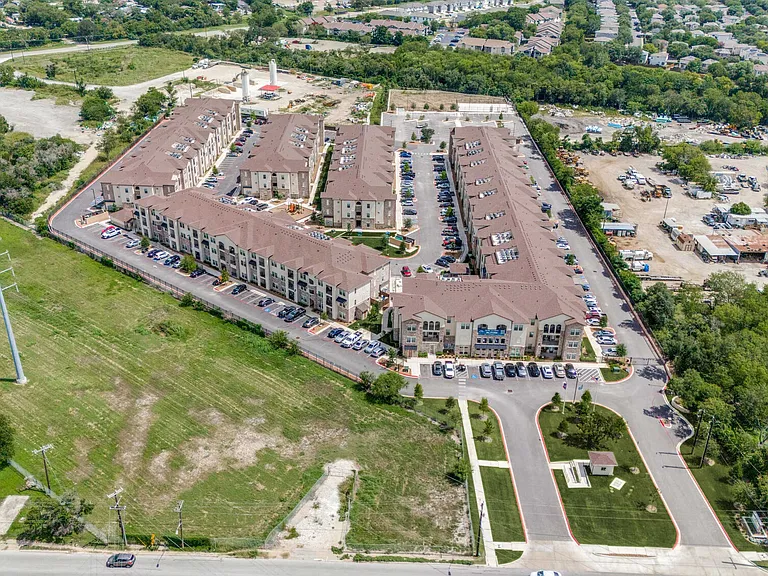 Palladium Crestway — Photo 13