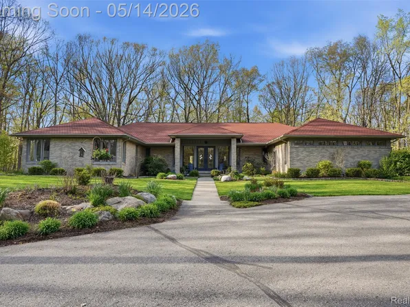 2846 Duana Dr, Milford, MI 48380