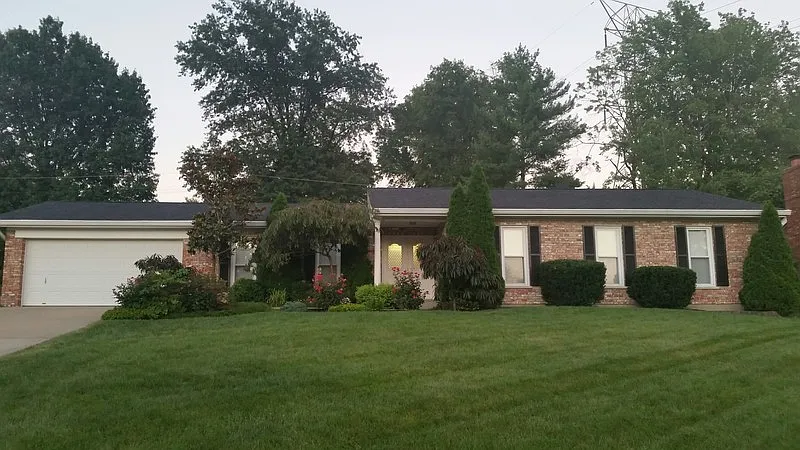 748 Robin Ln photo 1
