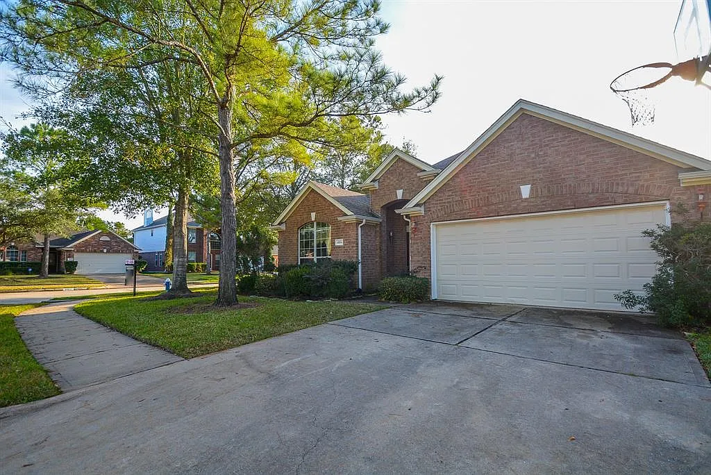 4 bed, 2345 sqft, $2,300 — Photo 3