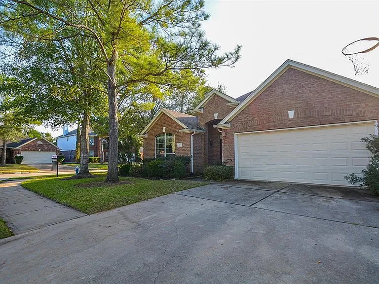 4914 Surrey Park Cir — Photo 3